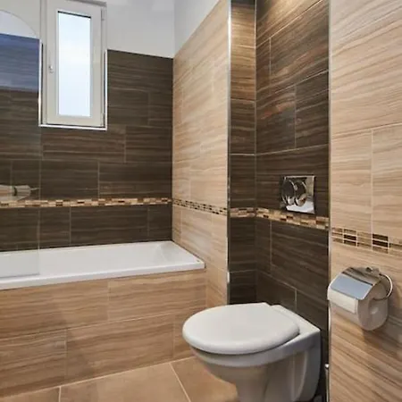 Orangehomes Fantastic 3 Bedrooms Dohany Street דירה *